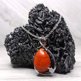   Strasszos foglalatban csepp alakú medál, vörös jáspis - nyaklánc